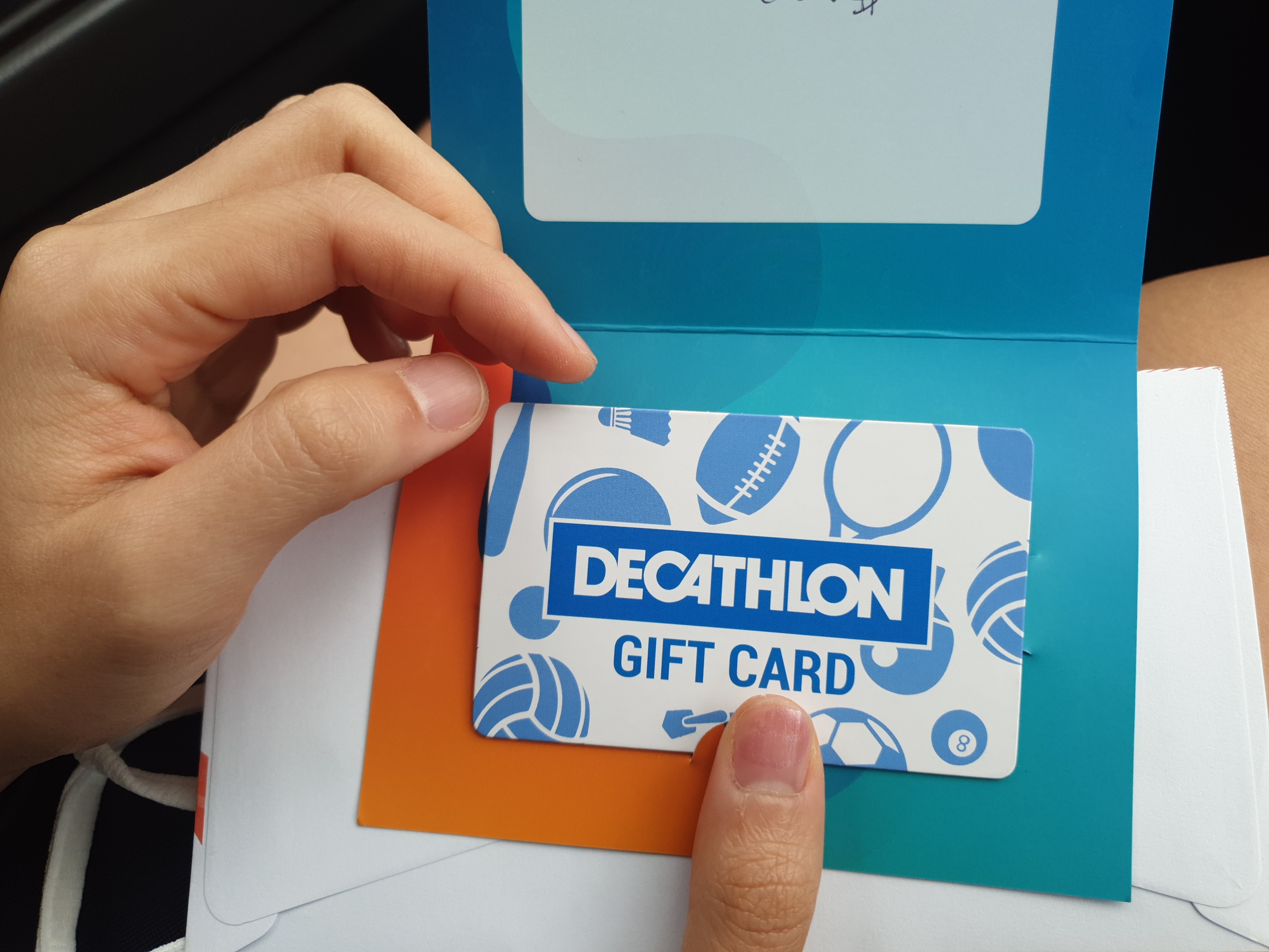 person holding Decathlon card