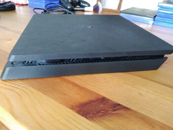 PlayStation 4 Slim 