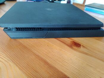 PlayStation 4 Slim 