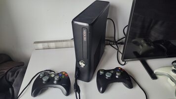 Xbox 360 S + 4 mandos + 300 juegos