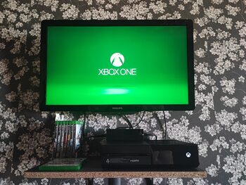 Xbox One 500GB + 2 žaidimai