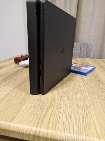 PlayStation 4 Slim trys pultai + 2 žaidimai