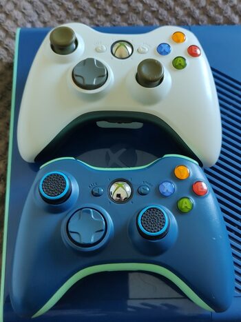 Mėlynas Xbox 360 E Limited Edition 500GB. 