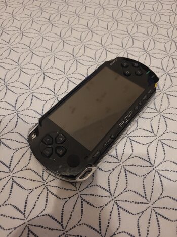 PSP 1003 Piano Black; 2GB; Atrištas.