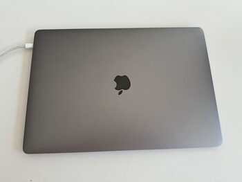 Get MacBook Pro 15 i7 / 16GB / 256 GB / Radeon Pro 555X 
