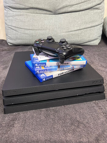 Ps4 Pro 1TB + 2 žaidimai + pultelis