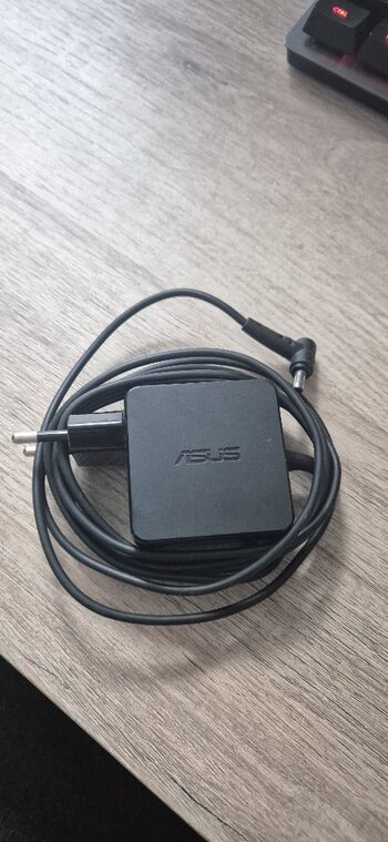 Asus Nešiojamo kompiuterio pakrovėjas.