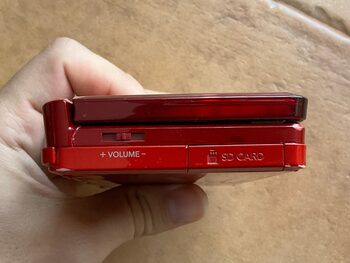 Nintendo 3DS roja con juegos