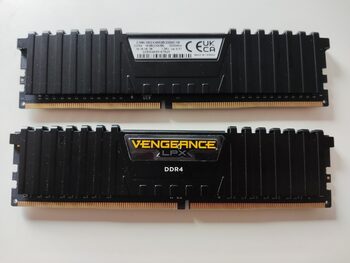 Corsair Vengeance LPX 16 GB (2 x 8 GB) DDR4-3200 Black / Yellow PC RAM