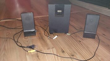 Microlab M-100 2.1 stereo kolonėlės. 10W RMS (2,5Wx2+5W), Garso reguliavimas ant satelito. 3,5mm stereo jungtis