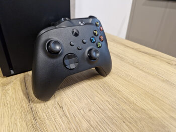 Buy xbox x + du pulteliai + žaidimas