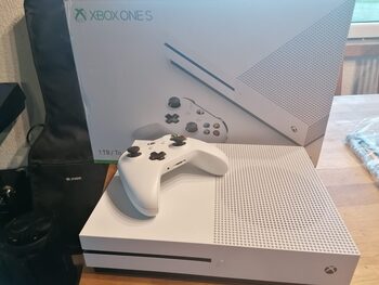 Xbox One S,1TB+Hogwarts Legacy for sale