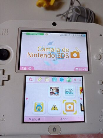 Get Nintendo 2ds blanco y roja con cargador original 