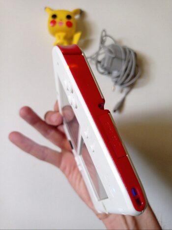 Nintendo 2ds blanco y roja con cargador original  for sale