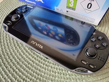 oled psvita su priedais + persona 4 golden