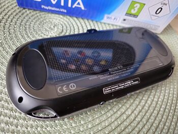 oled psvita su priedais + persona 4 golden