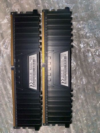 Corsair Vengeance LPX 16 GB (2 x 8 GB) DDR4-3000 Black / Yellow PC RAM