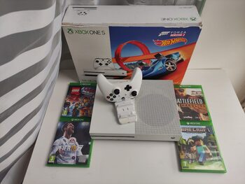 Xbox One S, 500gb + 4 žaidimai ir krovimo stotelė