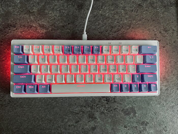 Mechaninė klaviatūra (mechanical keyboard with yellow switches)