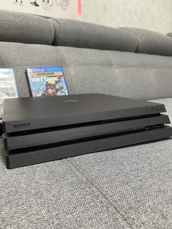 Ps4 pro + 2 žaidimai (naujausios kartos) for sale