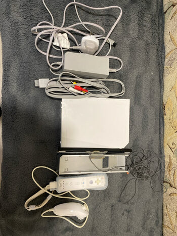 4. Nintendo wii console su visais reikiamais priedais for sale