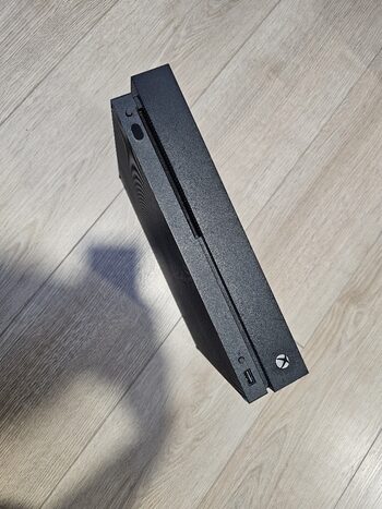 xbox one x 1tb neveikiantis