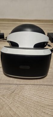 PSVR akiniai su dviejais pultais ir ps kamera