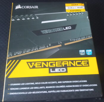 Corsair Vengeance LED 16 GB (2 x 8 GB) DDR4-3200 Black / White PC RAM
