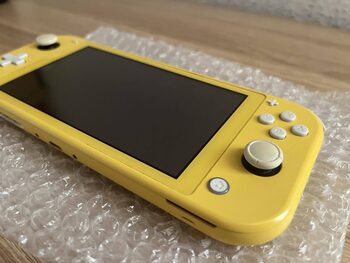 Get Nintendo Switch Lite, Yellow, 128GB su dėklu bei žaidimu