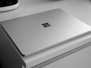 Microsoft Surface Laptop Go Intel i5-1035G1 Intel UHD Graphics G1 / 8GB DDR4 / 128GB NVME / 26 Wh / Wi-Fi 6 AX200 / Platinum