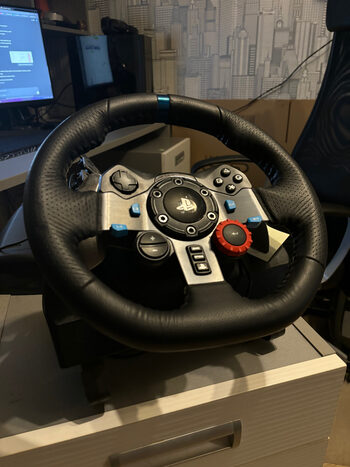 Logitech g29 su pedalais