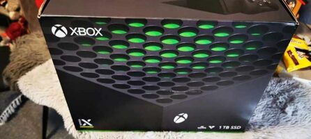 Xbox Series X 1Tb vietos su dviejiais pulteliais.