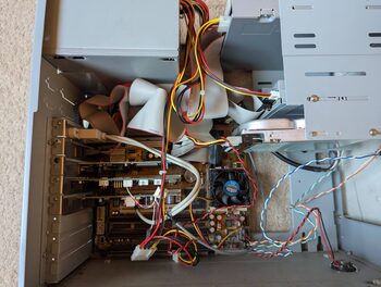 1999 retro kompiuteris (AMD K6)
