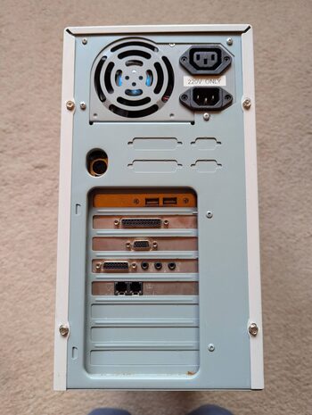 Get 1999 retro kompiuteris (AMD K6)