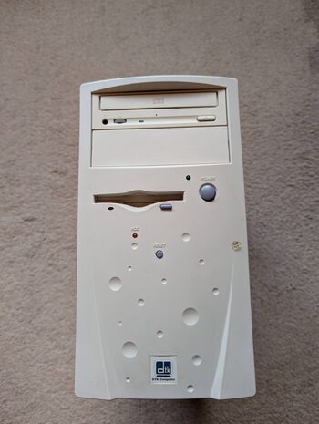 Redeem 1999 retro kompiuteris (AMD K6)