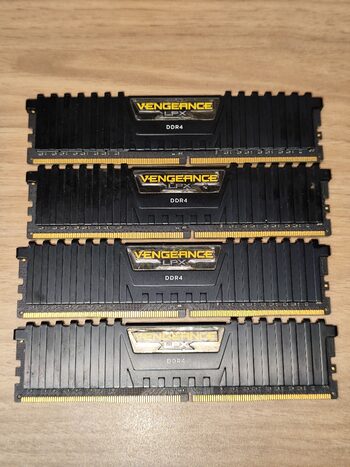 Redeem Corsair Vengeance LPX 32 GB (4 x 8 GB) DDR4-2400 Black PC RAM