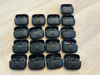 13x JBL 230NC Ausinuku