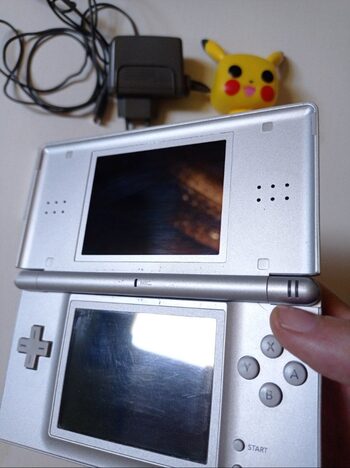 Nintendo DS lite silver con cargador original y lápiz táctil 