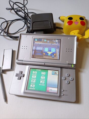 Nintendo DS lite silver con cargador original y lápiz táctil 