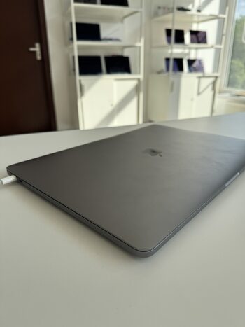 Redeem Apple MacBook Pro 15 (2018) Intel i7 Intel Radeon Pro 5300M / 16GB DDR4 / 512GB NVME / 100 Wh / 339S00458 / Space