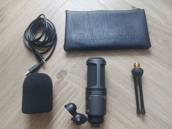 Audio-Technica AT2020USB+ su stovu