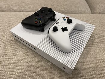 Xbox One S 1TB su 2 pulteliais