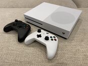 Xbox One S 1TB su 2 pulteliais