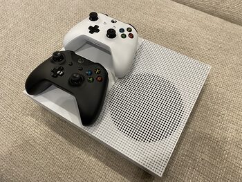 Xbox One S 1TB su 2 pulteliais