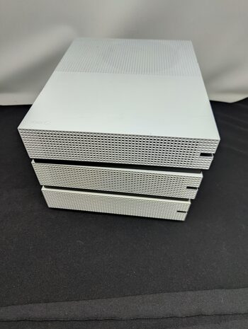 Xbox One S, White, 500GB 3 vnt, su defekt.