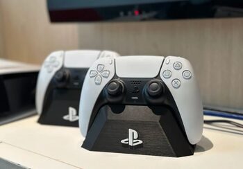 PS5 Pultelio laikiklis baltas su juodu logotipu