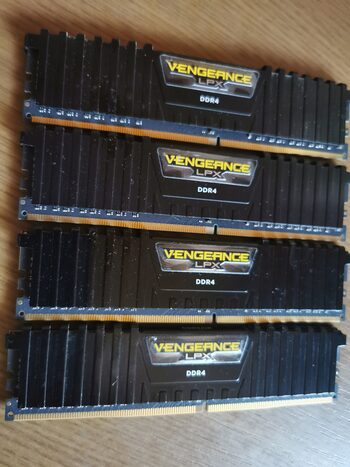 Corsair Vengeance LPX 32 GB (4 x 8 GB) DDR4-3200 Black / Yellow PC RAM