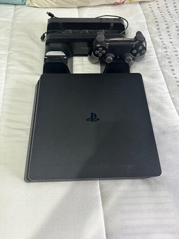 PlayStation4 con mando y soporte (ventilador y carga de mandos), tambien incluyo esos tres juegos.