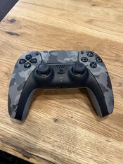 PlayStation 5, 2 Controllers, 825GB + Dbrand Matteblack Darkplates