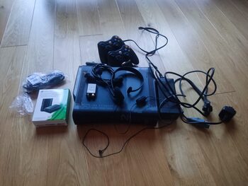 Xbox 360 su priedais.